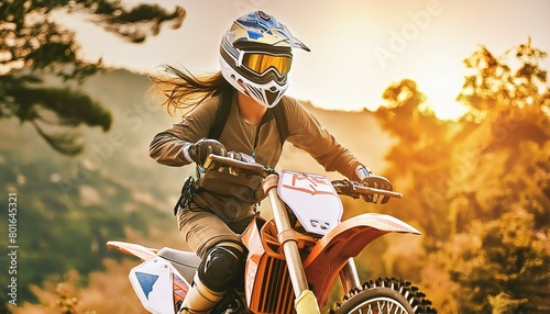 Hübsche Frau mit lange Haare, Sonnenbrille in eine Motocross unterwegs. photo
