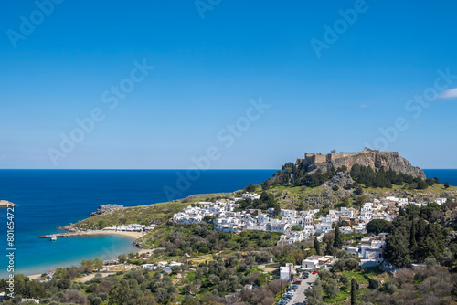 Blick auf die Akropolis und die weißen Häuser von Lindos, Rhodos