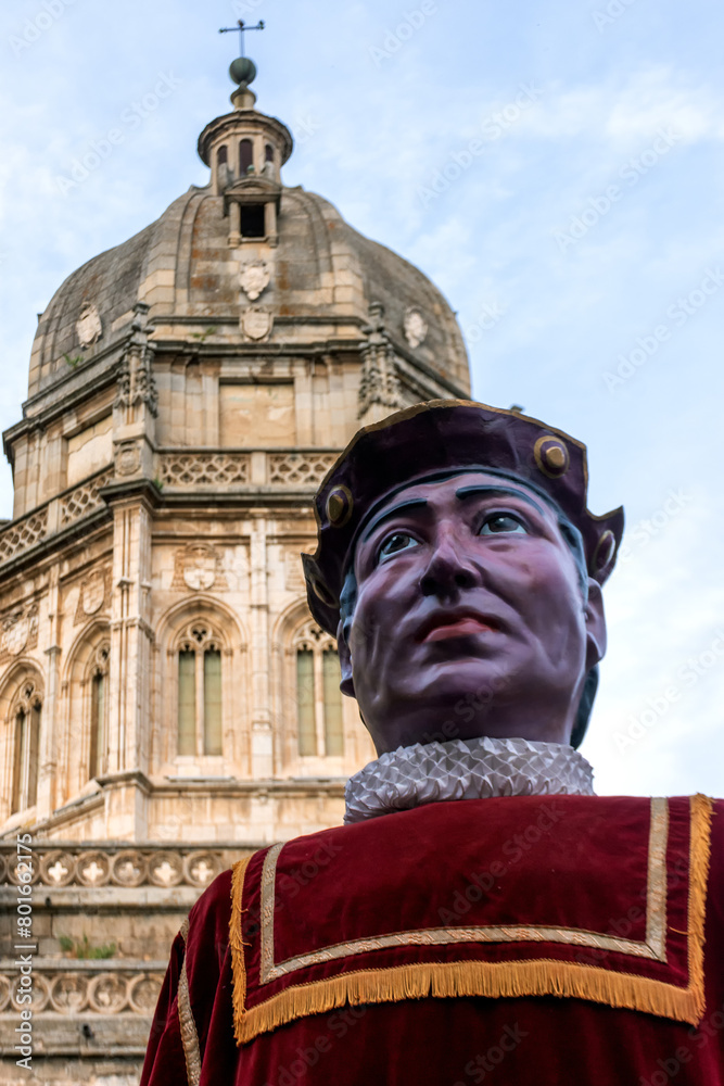 Pasacalles de la Tarasca y los gigantes y cabezudos en el Corpus Christi de Toledo, España