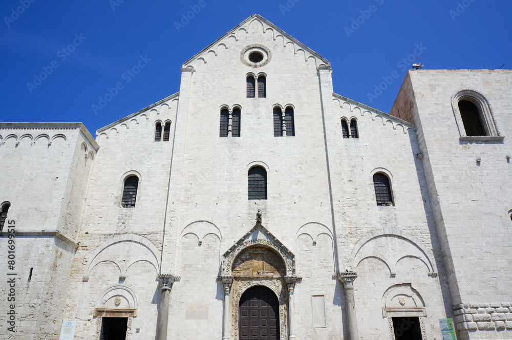 Fototapeta premium 真っ青な空と真っ白な壁をした教会の正面