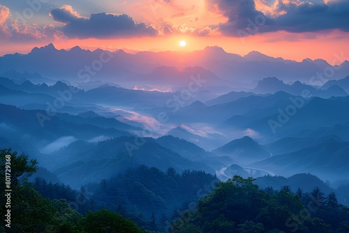 안개가 자욱한 산에서 일출의 아름다운 전망 © 일 박