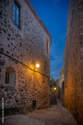 Vista panorámica del casco histórico de la ciudad española de Cáceres con vistas a los tejados de tejas marrones de edificios antiguos alrededor de la plaza principal en el soleado día de primavera, 