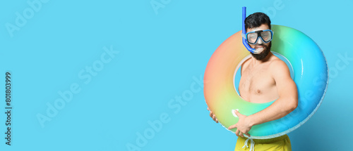 Young man with inflatable r...