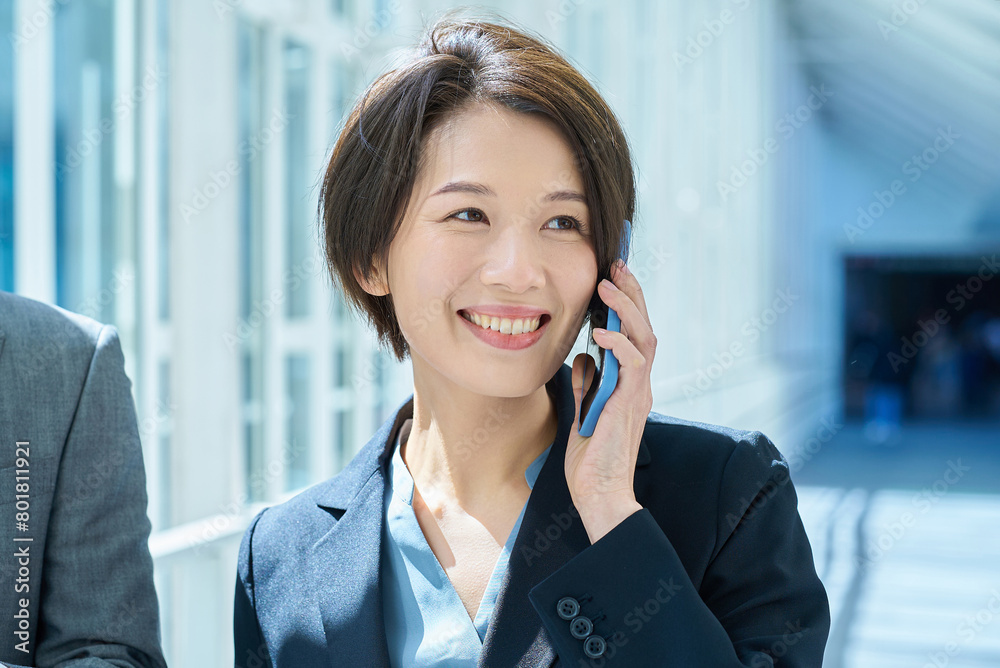 スマートフォンで通話する女性 スマートフォンで通話する女性