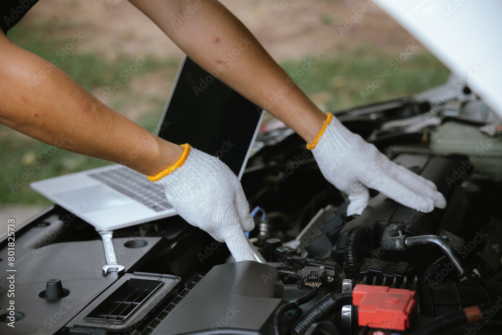 Auto mechanic working outside Off-site repair service Auto mechanic working outside Off-site repair service