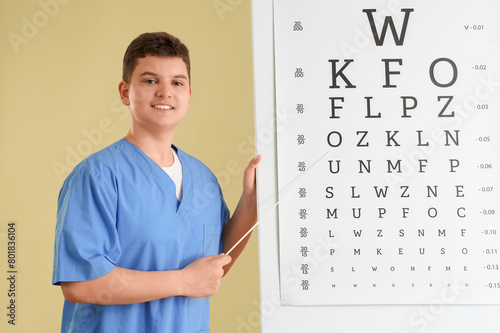 Teenage ophthalmologist wit...