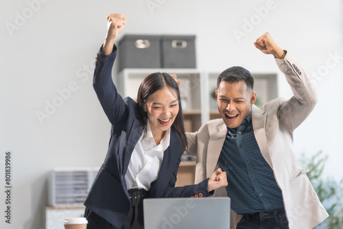 Fotografi Collaboration between young Asian businesswoman and middle-aged businessman, achieving business success through dedication, effective efforts, and triumphant breakthroughs, milestones in careers