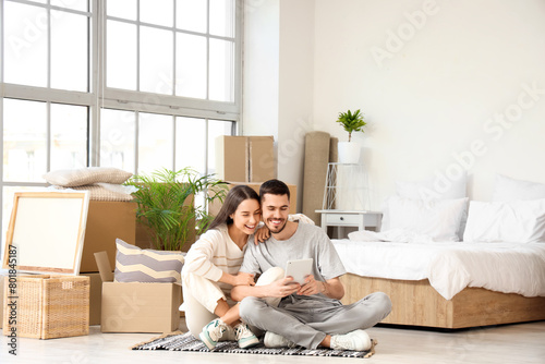 Young couple using tablet c...