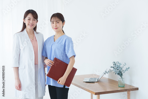 働く女性医師たち