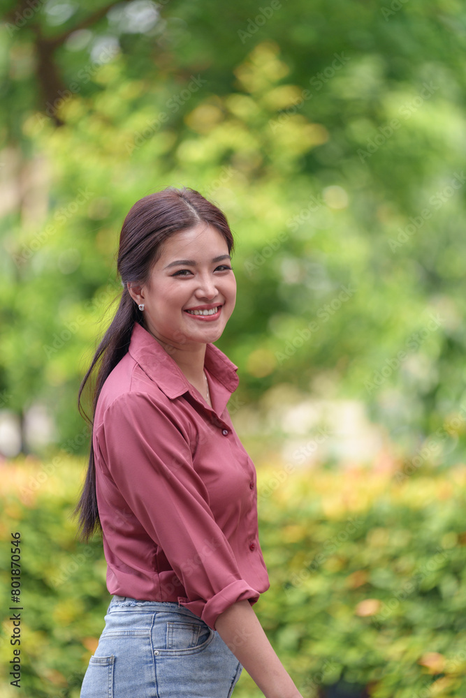 Business woman, independent woman, lifestyle, standing Walk and smile while working outside the workplace. nature, coffee shop Take up hobbies and online internet meetings during the holidays. Business woman, independent woman, lifestyle, standing Walk and smile while working outside the workplace. nature, coffee shop Take up hobbies and online internet meetings during the holidays.