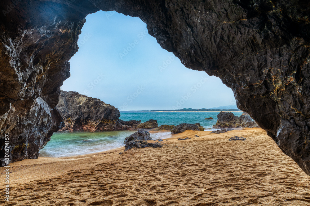 Fototapeta premium Reef in cave, long exposure.
