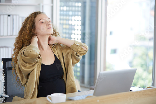 Canvastavla businesswoman suffering or have a neck pain from work in the office