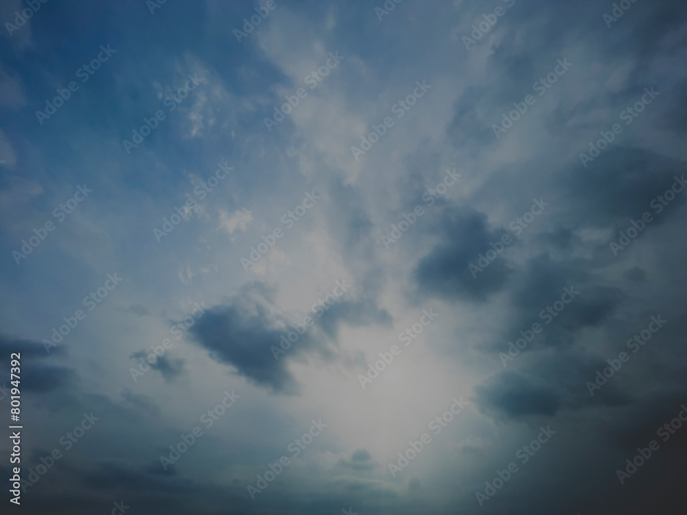 Fototapeta premium 雲の隙間から差し込む太陽光
