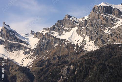 Majestätische Gipfel über Ovronnaz (Unterwallis); Blick von Süden auf Dent de Chamonsentze (2721) und Pointes de Tserie (2732)