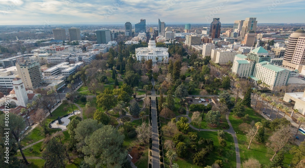 Naklejka premium California State Capitol building and park in downtown Sacramento, California, United States.