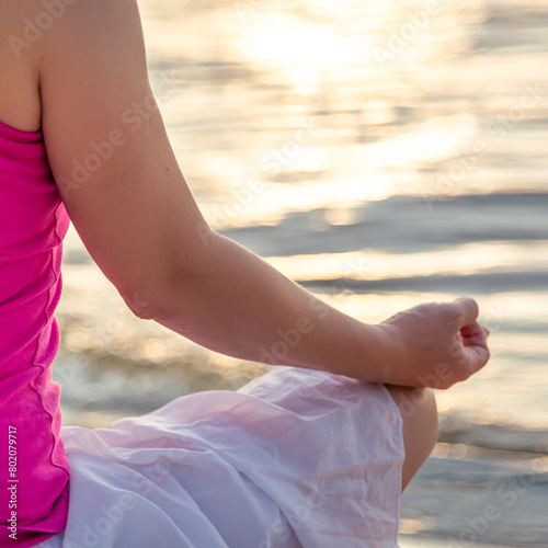 Tableau sur toile Woman meditating at the sea