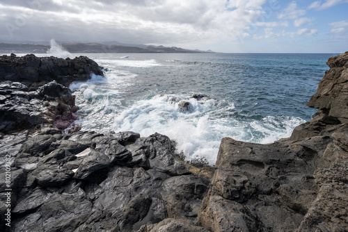 Meerlandschaft - starke Brandung, hohe Wellen -die Küste von Las Palmas de Gran Canaria