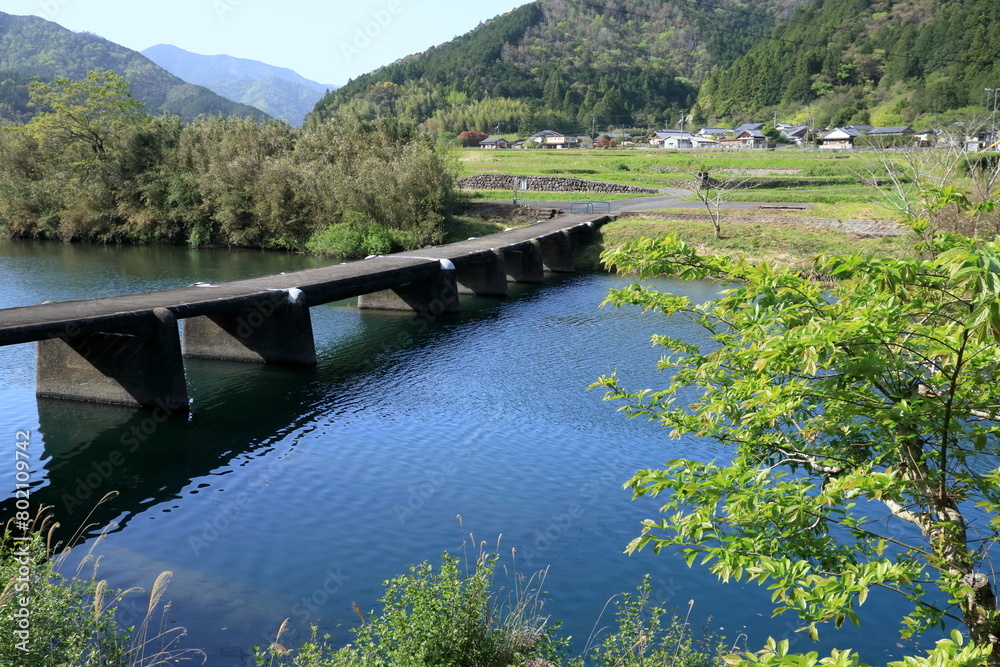 一斗俵沈下橋の景観 新緑の季節 (高知県 四万十町) 一斗俵沈下橋の景観 新緑の季節 (高知県 四万十町)