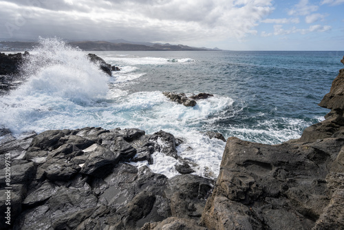 Meerlandschaft - starke Brandung, hohe Wellen -die Küste von Las Palmas de Gran Canaria