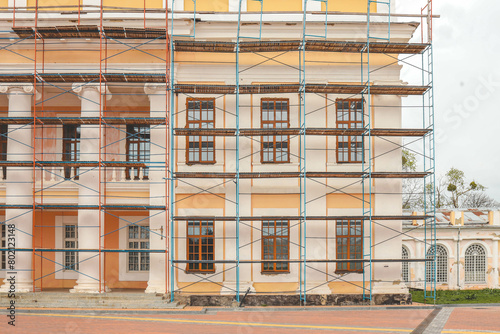 Foto Scaffolding on a generic old tenement house, renovated historical building facade detail, closeup, nobody