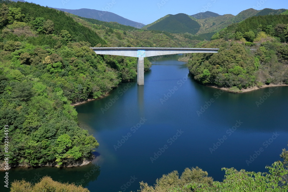 新緑のどんぐり湖と惣師湖面橋　（高知県　宿毛市）