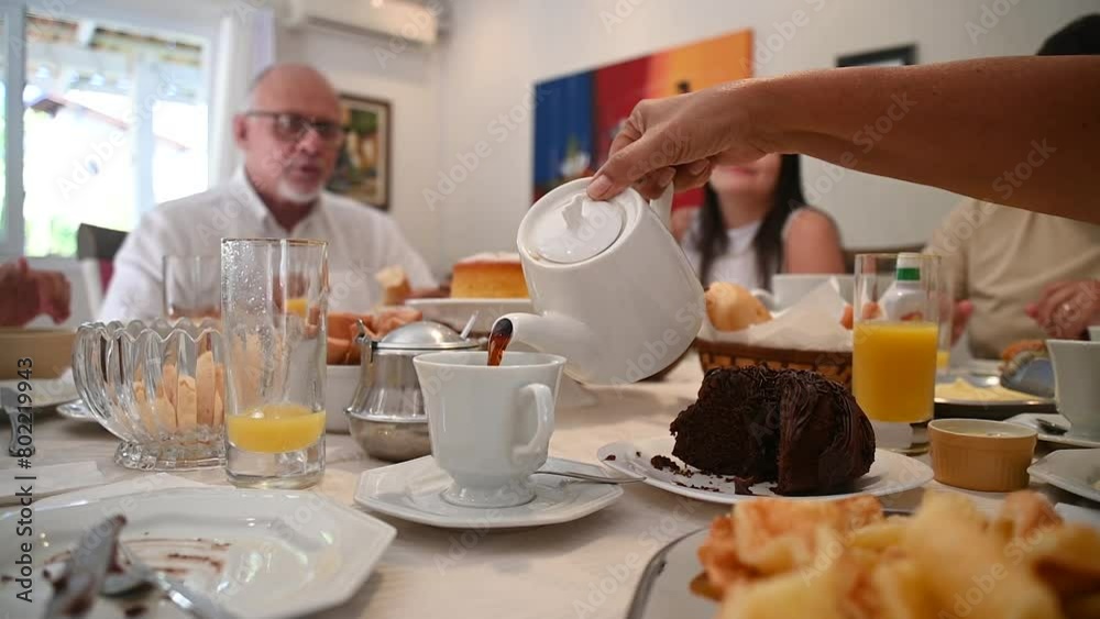  Família em casa sentada a mesa pra tomar café da manhã, reunião de família, família feliz comendo. Mesa de café da manha com frutas e pão