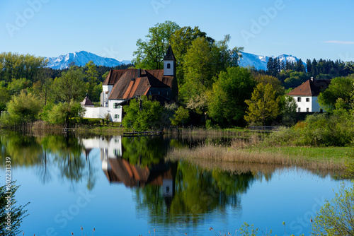 Kloster in Seeon in Bayern mit Blick auf die Alpen und dem Seeoner See 
