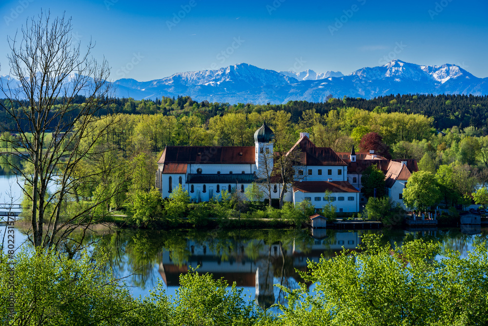 Obraz premium Kloster in Seeon in Bayern mit Blick auf die Alpen und dem Seeoner See 