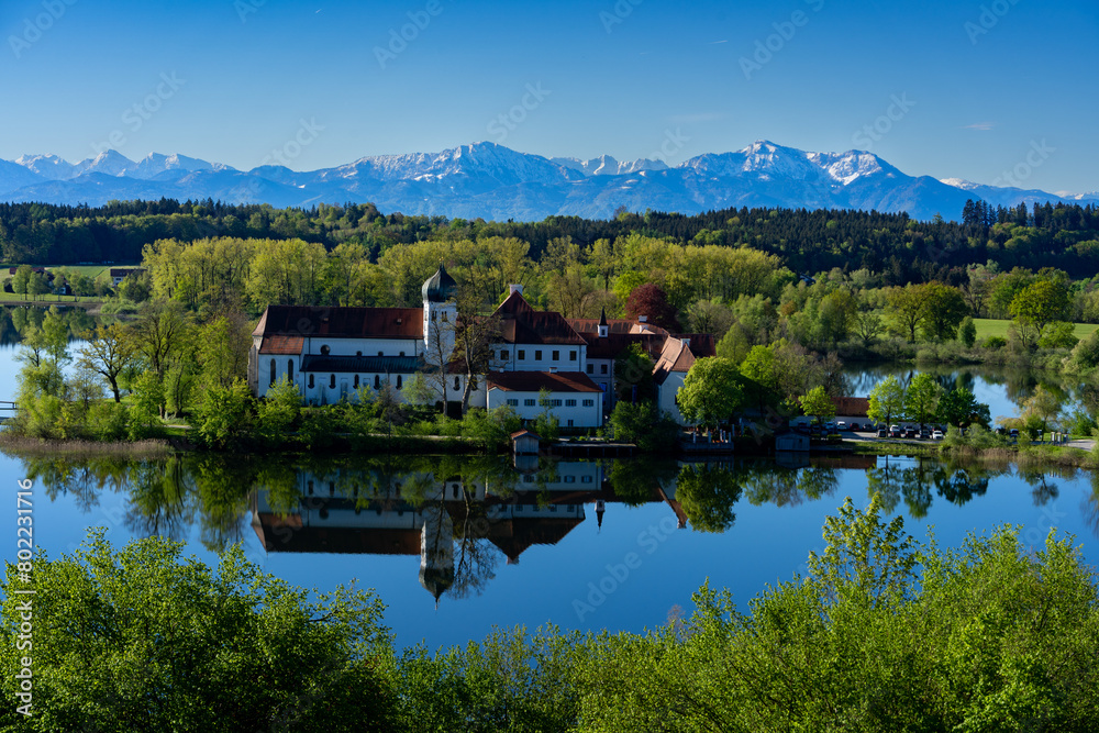Kloster in Seeon in Bayern mit Blick auf die Alpen und dem Seeoner See Kloster in Seeon in Bayern mit Blick auf die Alpen und dem Seeoner See
