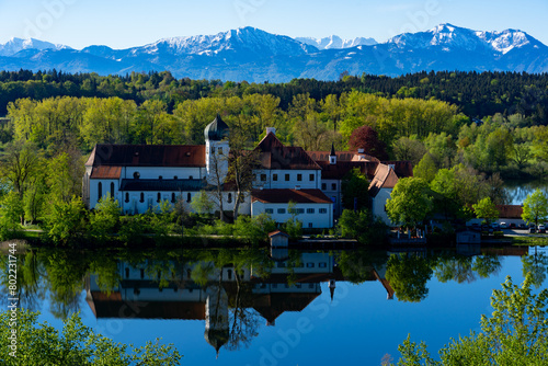Kloster in Seeon in Bayern mit Blick auf die Alpen und dem Seeoner See  © Hanglooser