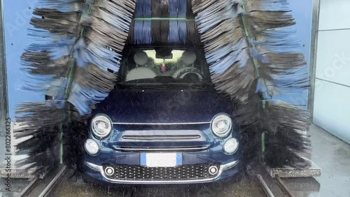 automobile nell' autolavaggio, car in the car wash photo