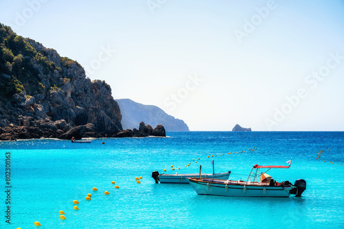 Traumhafter Strand mit türkisblauem Wasser in einer Bucht in Paleokastrista auf Korfu photo