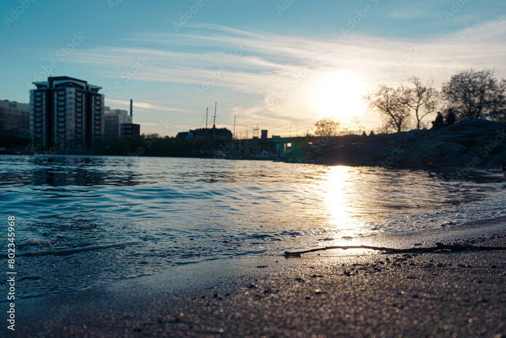 Obraz premium A beach in the city during sunset