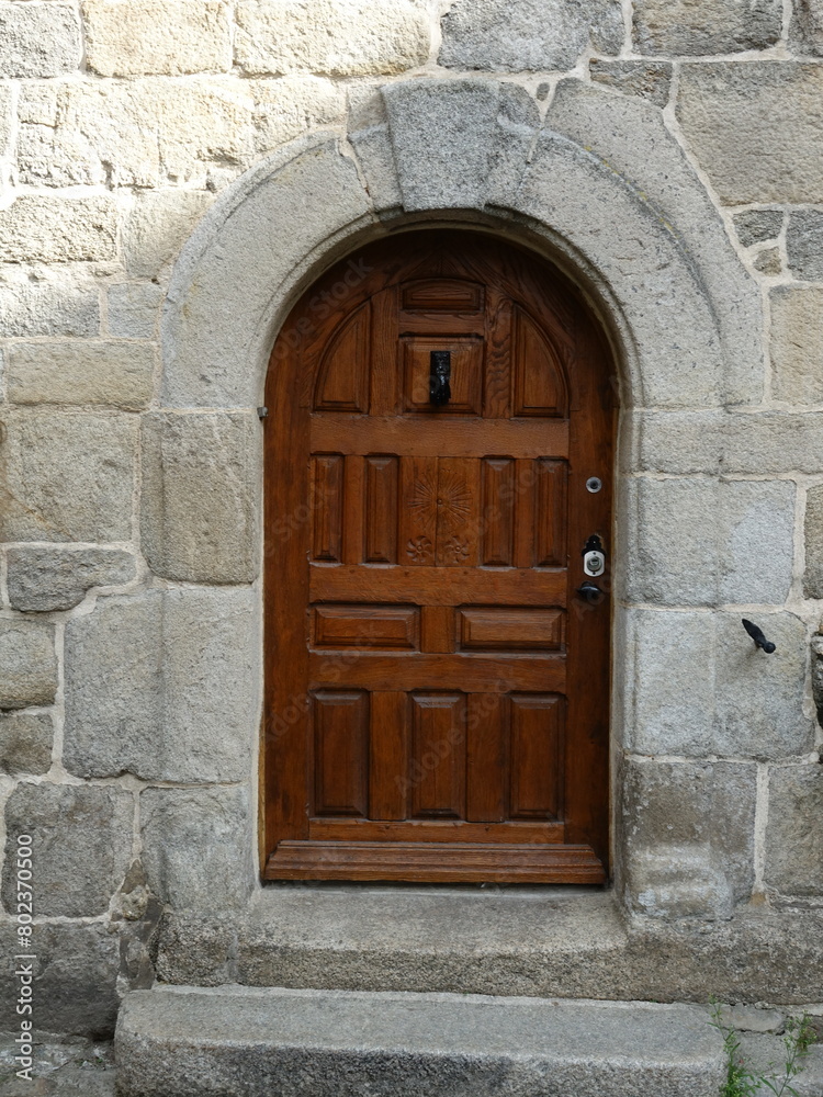 ancienne porte en bois sur mur de pierre