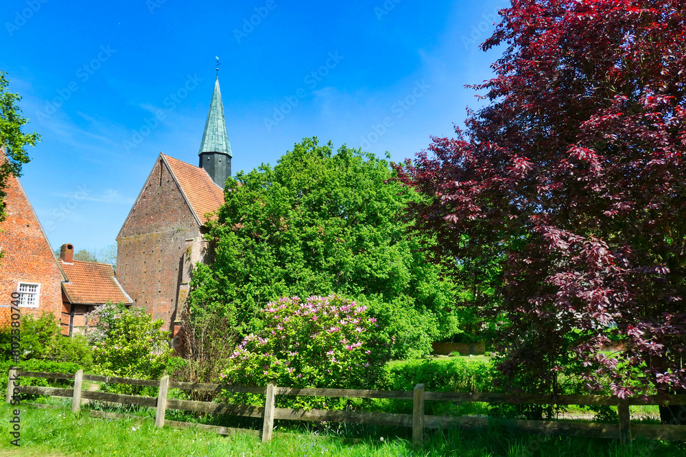 Stift Börstel - Blick auf die Klosterkirche und die 700 Jahre alte Linde