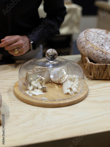 cuñas de queso camembert en una cúpula de cristal con base de madera