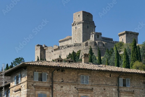 La forteresse Rocca Maggiore dominant la ville d’Assise en Italie