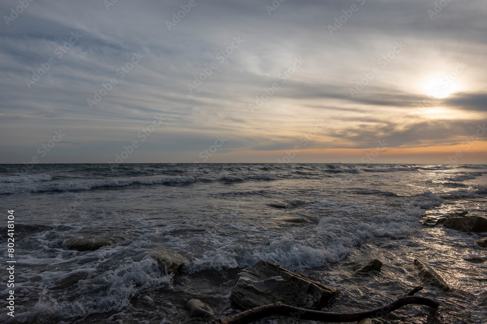 Obraz premium Sunset over the water against sunlight on the Black Sea
