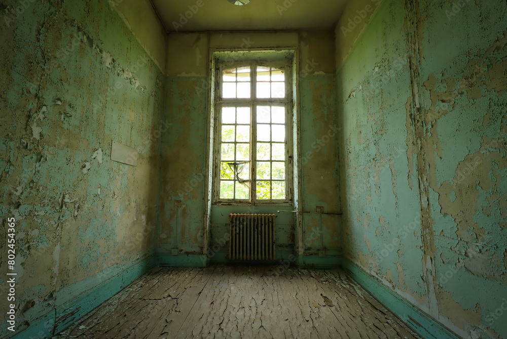 Obraz premium empty room in an old abandoned house