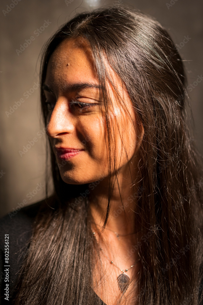 MUJER JOVEN MORENA EUROPEA POSANDO MODELO YOUNG EUROPEAN BRUNETTE WOMAN POSING MODEL