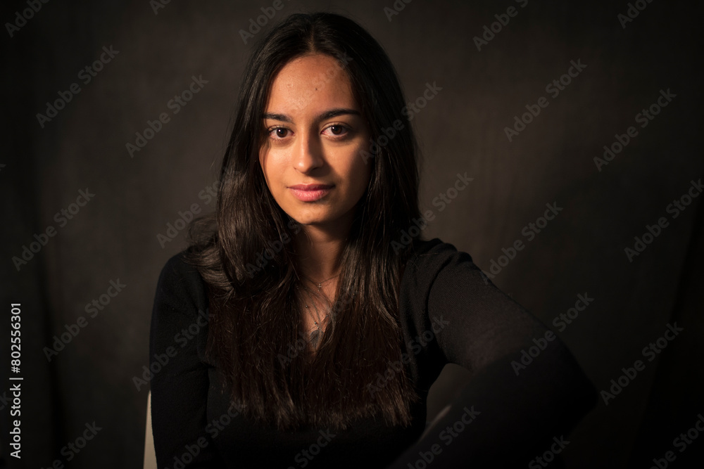 MUJER JOVEN MORENA EUROPEA POSANDO MODELO YOUNG EUROPEAN BRUNETTE WOMAN POSING MODEL MUJER JOVEN MORENA EUROPEA POSANDO MODELO YOUNG EUROPEAN BRUNETTE WOMAN POSING MODEL