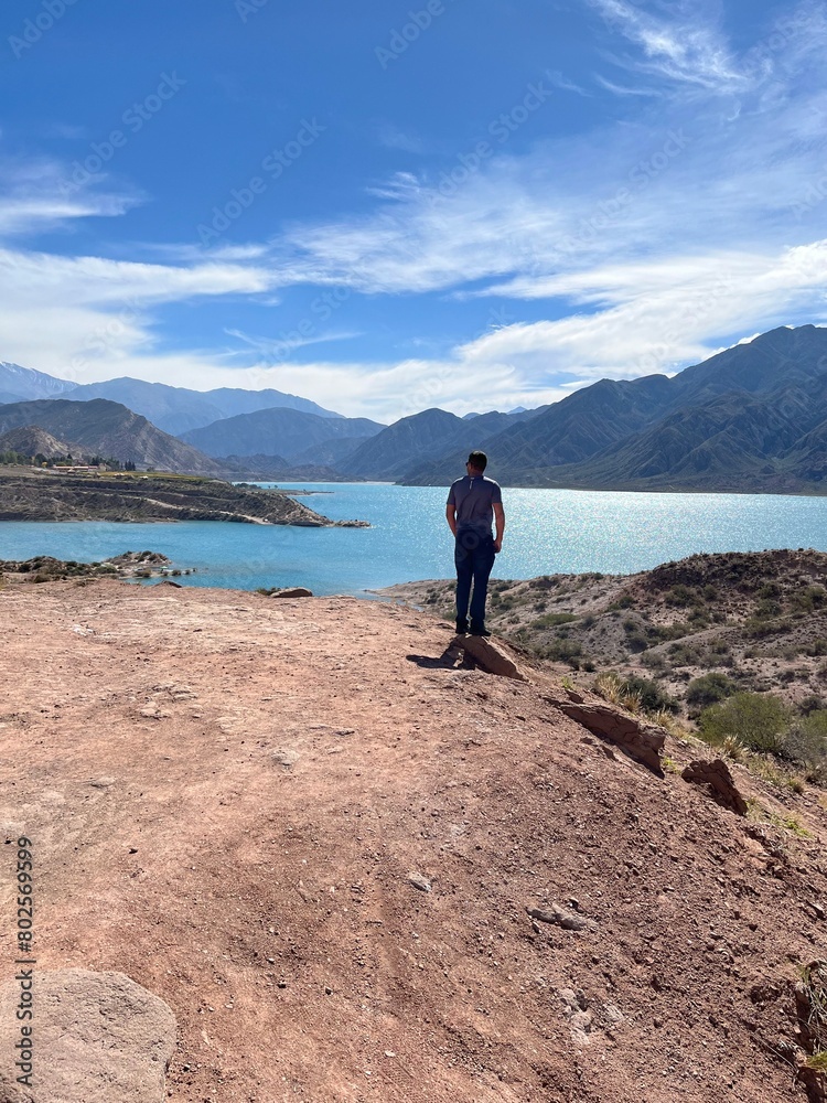 Fototapeta premium Turista na Represa de Potrerillos Argentina