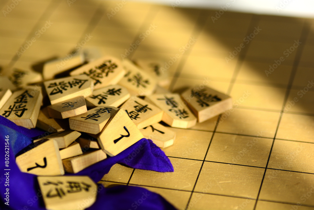 Naklejka premium 将棋盤と将棋の駒のクローズアップ