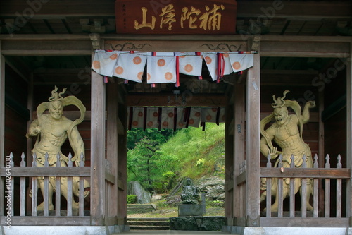 四国八十八箇所は、四国にある空海ゆかりの88か所の仏教寺院の仙遊寺山門と仁王像 photo