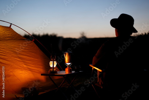 夕暮れのキャンプを楽しむ男性 photo