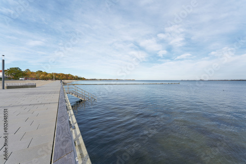 Blick entlang der Sundpromenade der Hansestadt Stralsund am Strelasund