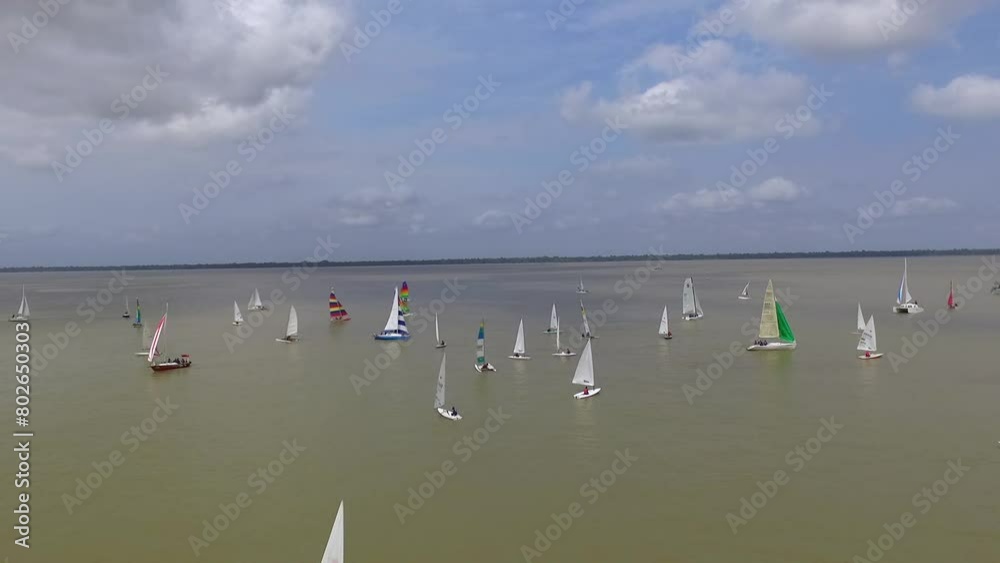 Tomada aérea de veleiros em regata no rio Guamá em Belém, Pará, Brasil na orla do mercado Ver-o-peso e Estação das docas no ano de 2016.
