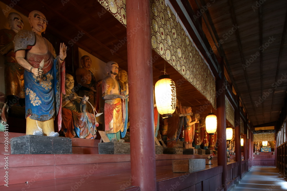 四国八十八ヶ所霊場寺院 ; 寺院名, 地蔵寺 （じぞうじ）地元の人々から「羅漢(らかん)さん」と呼ばれる四国八十八ヶ所霊場第五番札所、地蔵寺(じぞうじ)。四国八十八ヶ所霊場では唯一の勝軍(しょうぐん)地蔵菩薩像を本尊とするほか、奥の院では、等身大の五百羅漢彩色木像を拝むことができる。