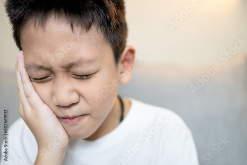 Fotografi Child boy suffering from Gingivitis,Periodontitis,painful in jaw,inflammation of