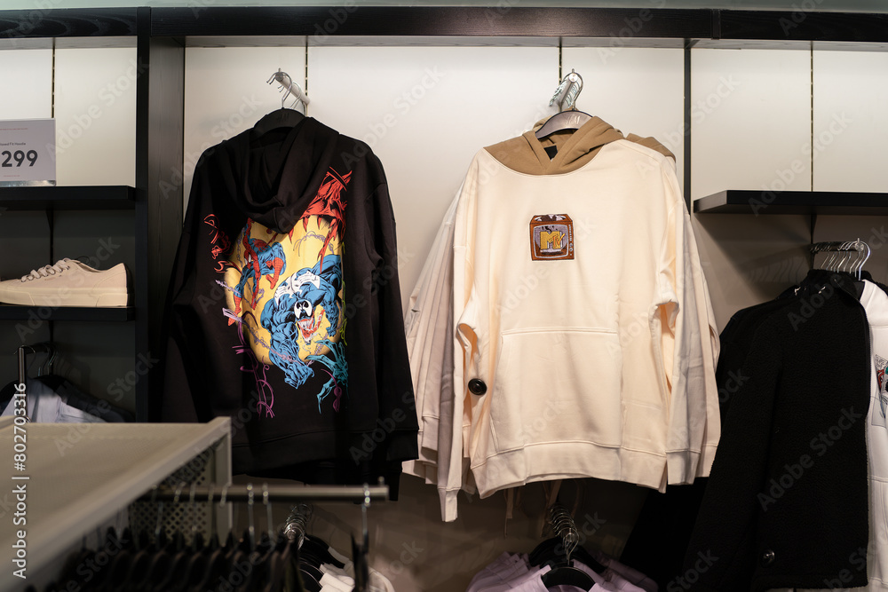 Obraz premium HONG KONG, CHINA - DECEMBER 07, 2023: various apparel for sale inside H and M store in Hong Kong.